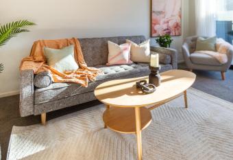 Cozy 3 bedroom near Hagley Park w/Garage has Balcony rooms