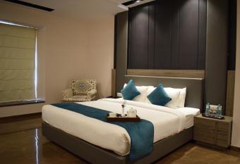 Hotel Shubh Vilas has rooms with a private hot tub