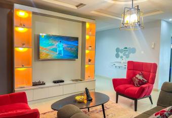 Tastefully furnished 2bedroom apartment,with ocean view,swimming pool and outdoor recreation. allows 18 year olds to book a room