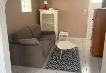 Studio mezzanine au calme allows 18 year olds to book a room