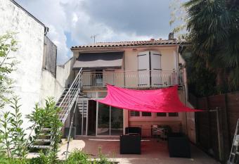 Appartement lumineux avec cour et jardin proche gare et commerce. has Balcony rooms