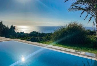 ICONPAINTER VILLAS allows 18 year olds to book a room