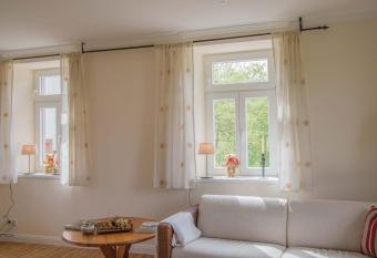 Die Ferienwohnungen Schmiede und Gudd Stuvv in Annis Haus has Balcony rooms