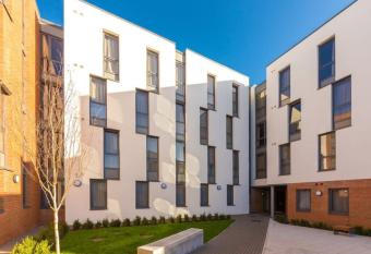 Zeni 5 Bed Apartment in Central Coventry allows 18 year olds to book a room