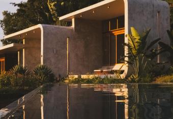 Villa La Plantation has Balcony rooms