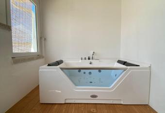 Palazzo  800 : pastine has rooms with a private hot tub