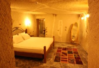 Caverna Hotel Premium Caves has rooms with a private hot tub