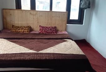 NEW RISING MOON GUEST HOUSE has Smoking rooms