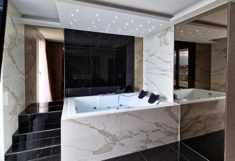 PETKOV5KI.LuxuryApartments has rooms with a private hot tub