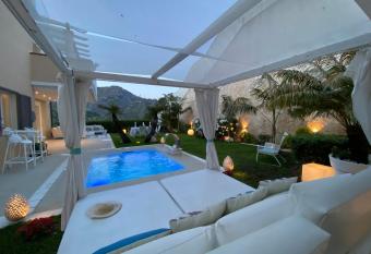 Villa Mastrissa Taormina has rooms with a private hot tub