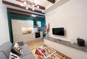 Le cocon de la Cha  ne des Puys & SPA Terrasse has rooms with a private hot tub