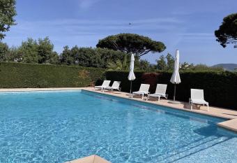 Les Jasmins has Balcony rooms