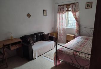 Central of Centre Malta has rooms with a private hot tub