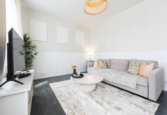 Vegetal Relax et Cocooning - Maison de ville Tours - Proche gare has rooms with a private hot tub