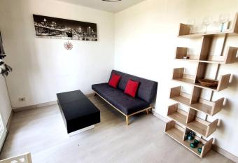 Superbe appartement avec parking gratuit sur place has Balcony rooms