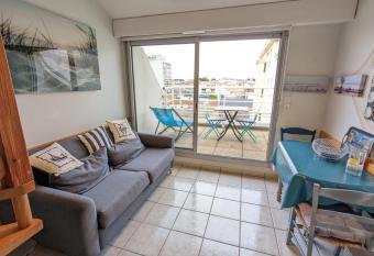 Duplex near the beach has Balcony rooms