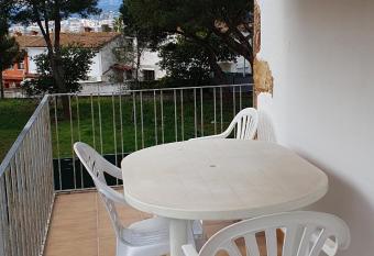 ROQUETA 22 - 1ER. allows 18 year olds to book a room