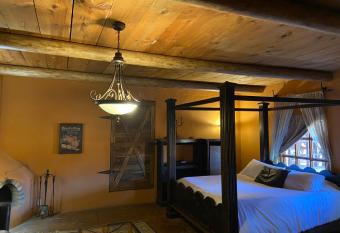 The Trois Estate at Enchanted Rock has rooms with a private hot tub