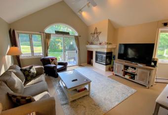 FV4 Fairway Village Condo, close to Omni Mount Washington! Fireplace, wifi, golf, skiing! allows 18 year olds to book a room
