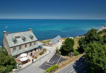 Le Landemer has Balcony rooms