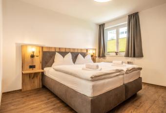 Alpha Apartments has Balcony rooms