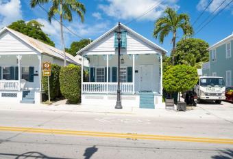 Just steps to Duval- Sleeps 10- Heated Pool House allows 18 year olds to book a room