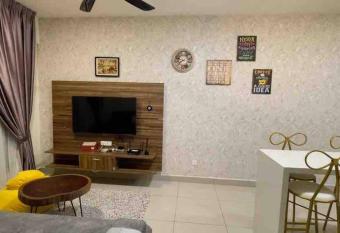 Candy Zyppo4 Entire Unit Johor Bahru) has rooms with a private hot tub