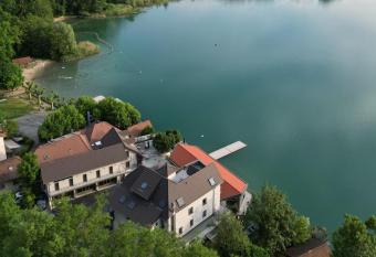 La Villa du Lac has Balcony rooms
