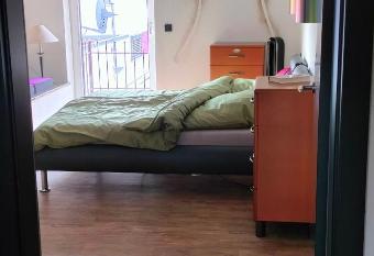 Moderne Vintage Ferienwohnung allows 18 year olds to book a room