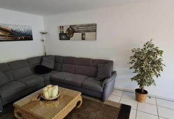 Zentrale Messe/Ferien Whg mit Garten & Parkplatz has Balcony rooms