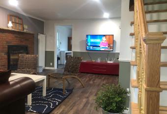 Entire detached 3-bedrooms cute home in Cornwall area allows 18 year olds to book a room