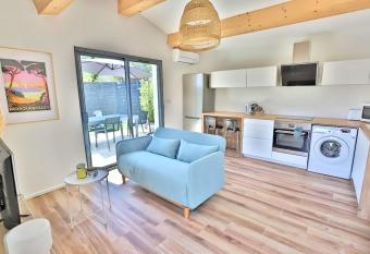 Maison ind  pendante et jardin has Balcony rooms