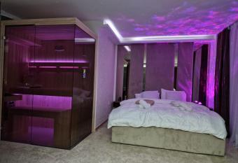 PETKOV5KI.LuxuryApartments has rooms with a private hot tub