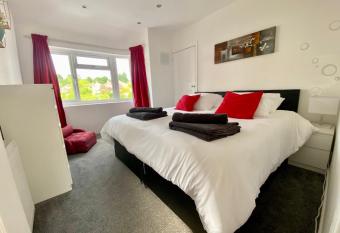 Parking for 2 / Garden / Long Stays / Sleeps 5 allows 18 year olds to book a room