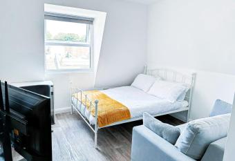 Lovely studio apartment allows 18 year olds to book a room