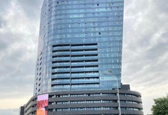 Hanza Tower King Apartament has rooms with a private hot tub