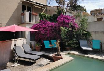 Les studios de Marie allows 18 year olds to book a room