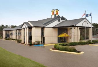 Super 8 by Wyndham Ruston has Balcony rooms