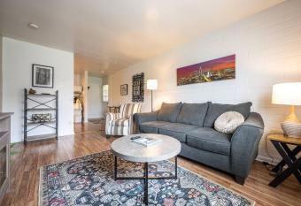 Bright and Cozy Apt w Free Parking and King Bed allows 18 year olds to book a room