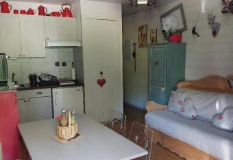 Appartement T2 Bis    deux pas du centre ville has Balcony rooms