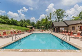 NEW 3 BR Apartment Sleeps 6 allows 18 year olds to book a room