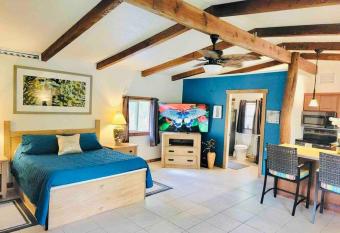 Private Cabin Suite with Spa near Volcano Park has rooms with a private hot tub