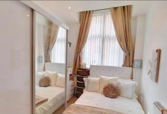 Elegant Leicester Apartment has Balcony rooms
