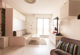 Paris    port  e de main allows 18 year olds to book a room