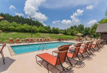 NEW Const Sleeps 6 Pool - close to Pkwy allows 18 year olds to book a room