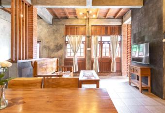 Ngangeni Family Homestay has Balcony rooms