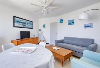 Bright 60m near the beach has Balcony rooms