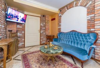 RAMYBES OAZE allows 18 year olds to book a room