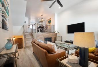 2 BDR Winter Point Close to Skiing Hiking and Town has rooms with a private hot tub