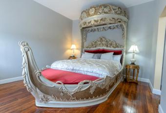 Oak Park Inn has Balcony rooms